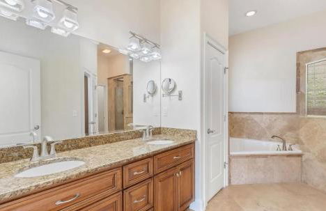 Lakeside Retreat with pool, dock & game room - Foto 16