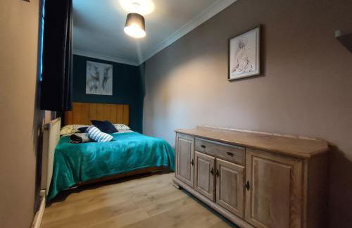 Cozy Four-Bedroom Home with Hot Tub, Garden, CONTRACTORS WELCOME - Close to Shops, Restaurants, Hospital and Park - Photo 9