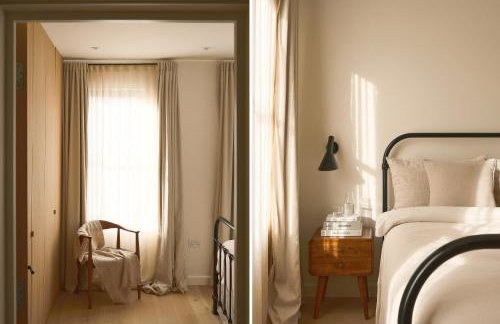 Elegant 4-Bed Richmond Townhouse - Private Garden - Parking - Photo 16