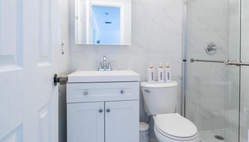 Modern 2BR Stay with Desk, Patio, BBQ, Free Parking - Foto 4