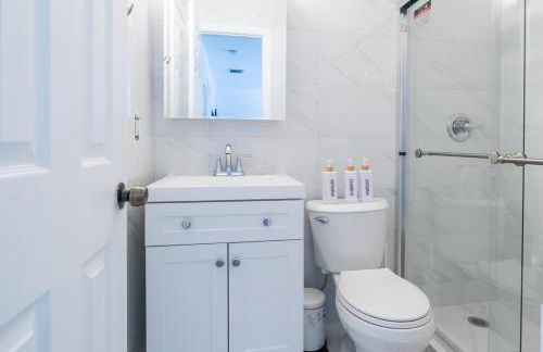 Modern 2BR Stay with Desk, Patio, BBQ, Free Parking - Foto 4