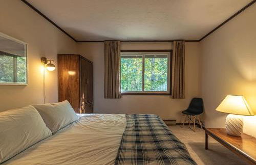 Retro Retreat Charming Home with Hot Tub & Fire Pit - Foto 9