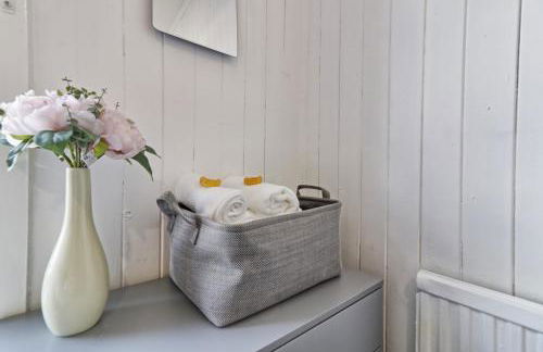 Beautiful Spacious four bedroom house with parking for 2 cars, 5 minute walk to southend station - Foto 8