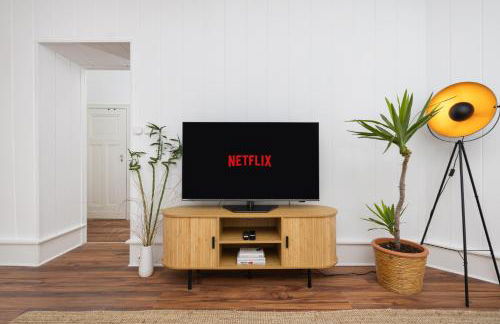 Central 6 Beds Apartment, Group & Family Friendly, Kitchen, Washer, Work Station, Netflix & PayTV - Photo 12