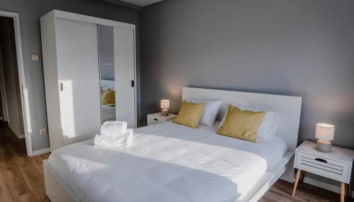 3BR Flat by Casa da Música, Central, Sleeps 6, 2D - Foto 3, towels, wardrobe