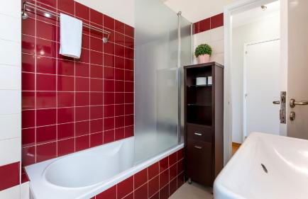 Comfy 3 BDR Flat With Pool & Balcony by LovelyStay - Photo 25