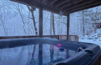 Lazy Basye Shenandoah Cabin with Hot Tub, Sleeps 10 - Foto 4