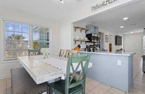 Waterfront Home with Pool by Next Step Property Management - Foto 17