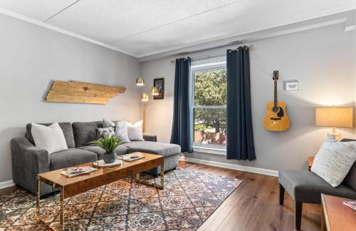 Famous MUSIC ROW 1 Bedroom Condo with FREE Parking and Pool - Foto 10