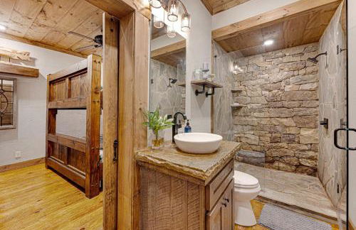 Copperline Lodge - Luxury Creekside Retreat - Creekside Views, Hot Tub, Game Room, Outdoor Fireplaces, Chef Kitchen, Fire Pit - - Foto 45