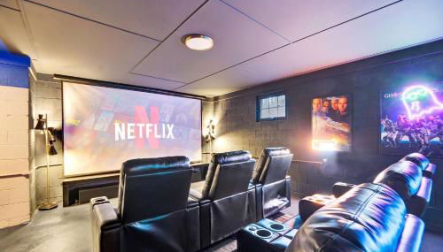 Lux Retreat with Indoor Swim Spa Game Lounge Theater Hot Tub Sauna - Foto 4