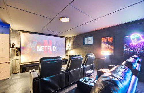 Lux Retreat with Indoor Swim Spa Game Lounge Theater Hot Tub Sauna - Foto 4