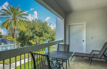 3-BR Condo with Dreamy Balcony Views, Walk to Pool - Foto 38