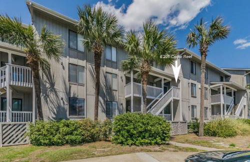 NEW LISTING! Centrally Located with Pool and Beach Views - Foto 21