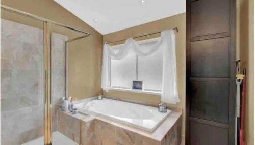 A master suite with own kitchenette and bath - Photo 3