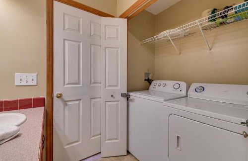 Steps From Lake George! 8-Acre Home with Dock Access - Foto 15