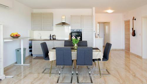 Modern 2-Bed Apt, Late check in available - Photo 4, stove, pet friendly, minibar