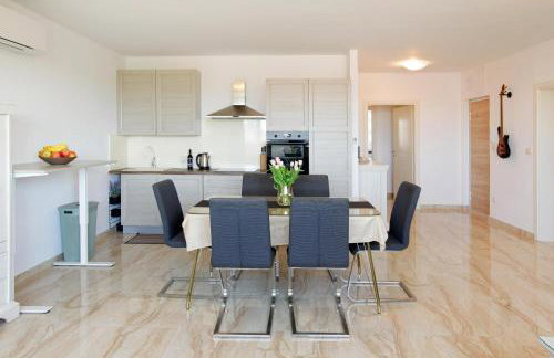 Modern 2-Bed Apt, Late check in available - Photo 3