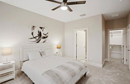 Newly Built Stylish Retreat with Designer Kitchen - Near Park & Beach - Foto 15