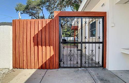 STEPS FROM THE BEACH, BEST LOCATION, 2 BDRM 2 BTH - Foto 6