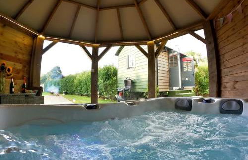 Romantic Retreat - Luxury Shepherds Hut + Hot Tub! - Foto 1