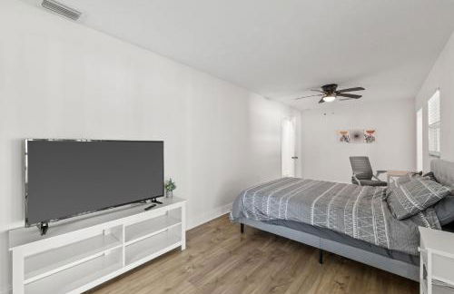 Sunny Palmetto Oasis: 4br Home With Private Pool 4 Bedroom Home by RedAwning - Photo 74