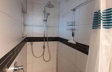 Apartment mit Innenhof, Rasen und Parkplatz - Photo 7