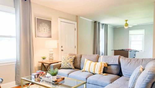 Pet-Friendly 4BR Family Home with Fenced Yard - Foto 3