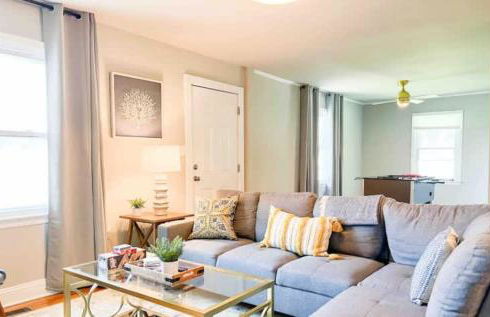 Pet-Friendly 4BR Family Home with Fenced Yard - Foto 3