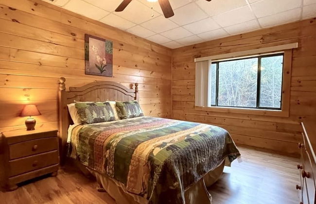 A true log cabin with 360 degree mountain views - Pet and Motorcycle friendly! 5 Bedroom Cabin by RedAwning - Foto 6