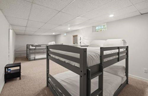 Delight: Bold & Bougie! Sleeps 12! Downtown Boyne - Foto 11