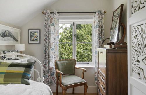 The East Wing Set in Beautiful Gardens Parking - Foto 9