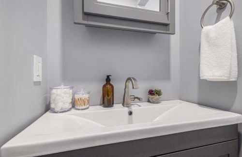 Completely Remodeled Walking Distance to Downtown Close to the Beach Downstairs Washer Dryer - Foto 20