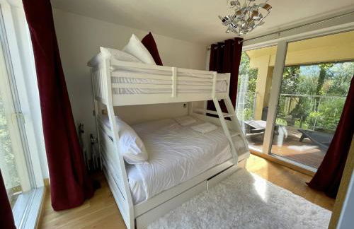 Modern contemporary home in beautiful setting - Foto 69