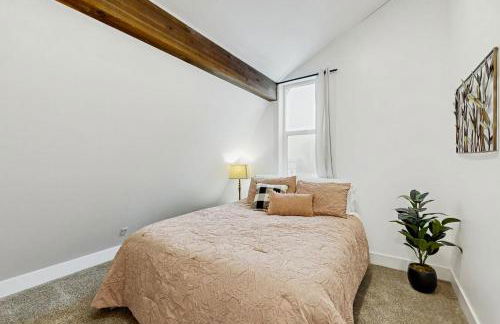 Home with Farmstyle Loft and Views, Mins to Dtwn - Foto 10