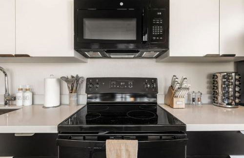 Stylish 2BD Haven with Scenic DTLA Views and Parking - Foto 35