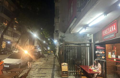 Copacabana Leme, a uma quadra da praia e ótima localização - Photo 10
