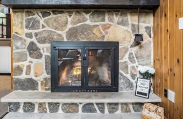 Italy Inspired Lakeview Chalet with Hot Tub - Foto 8