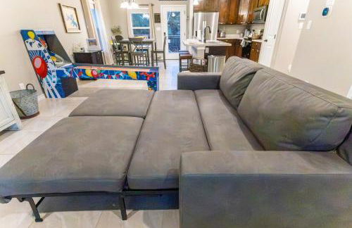 Neon Vibes Outdoor TV Hot Tub Arcade Room - Foto 29