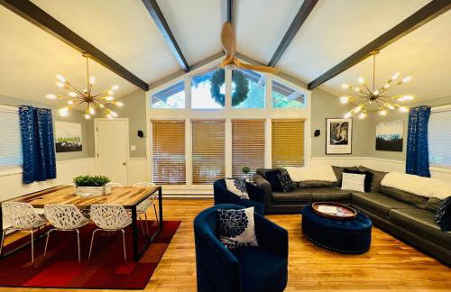 Contemporary Magic Mountain Chalet Close to Skiing, Hiking, Fun - Foto 3