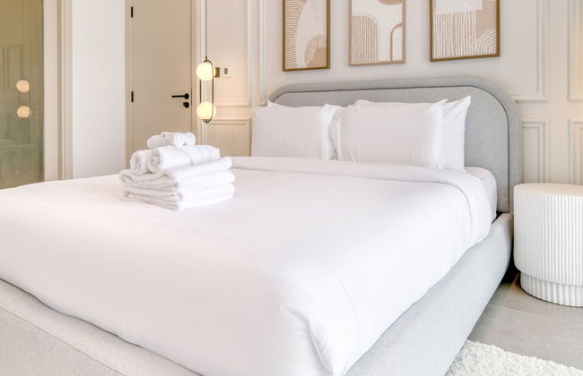 Luxe and Modern Duplex in Difc - Photo 19