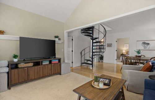 3 BR 2BA Lakefront Home - Dog Friendly - 30 Day - Foto 2