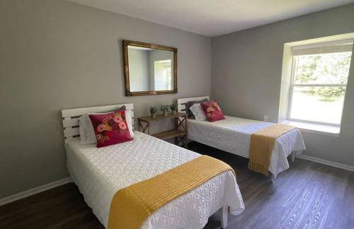 The Deannie Apt #6 - Simple and Homey 2bd w/ WiFi - Foto 1