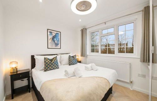 4 Bed House in Maidenhead, by ARP Homes, Driveway & Big Private Patio, Perfect Location for Business and Family Stays - Foto 31