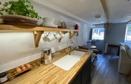 The Old Gallery - Charming Coastal Escape For Two - Photo 9