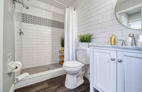 Stylish Lake home with HUGE POOL, Arcade with PS5,and Theater Just 5 min from Legoland - Foto 46