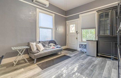 Rustic 3-Bedroom, 1.5-Bath Oasis by Downtown - Foto 11