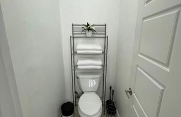 Luxe 3BR & 2BA Condo Near Airport & Shopping Mall - Foto 9