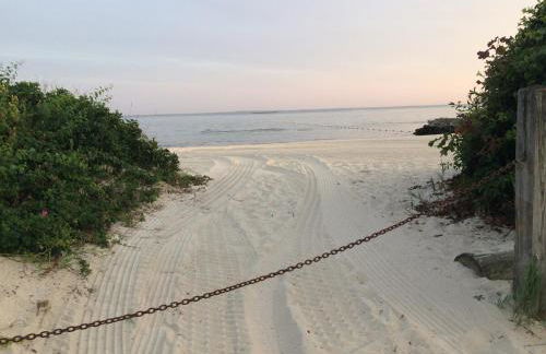 Adorable Beach Cottage - Private Beach Association - Foto 9