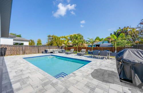 Luxe Pool Home minutes from the beach! - Photo 2